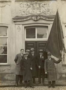 thumbnail_3. Het oude vaandel werd uit Enschede teruggehaald door B. Moekate, H. van Benthem, B. Bodde, H. Heisterkamp, J. Hesselink en M. Heesink